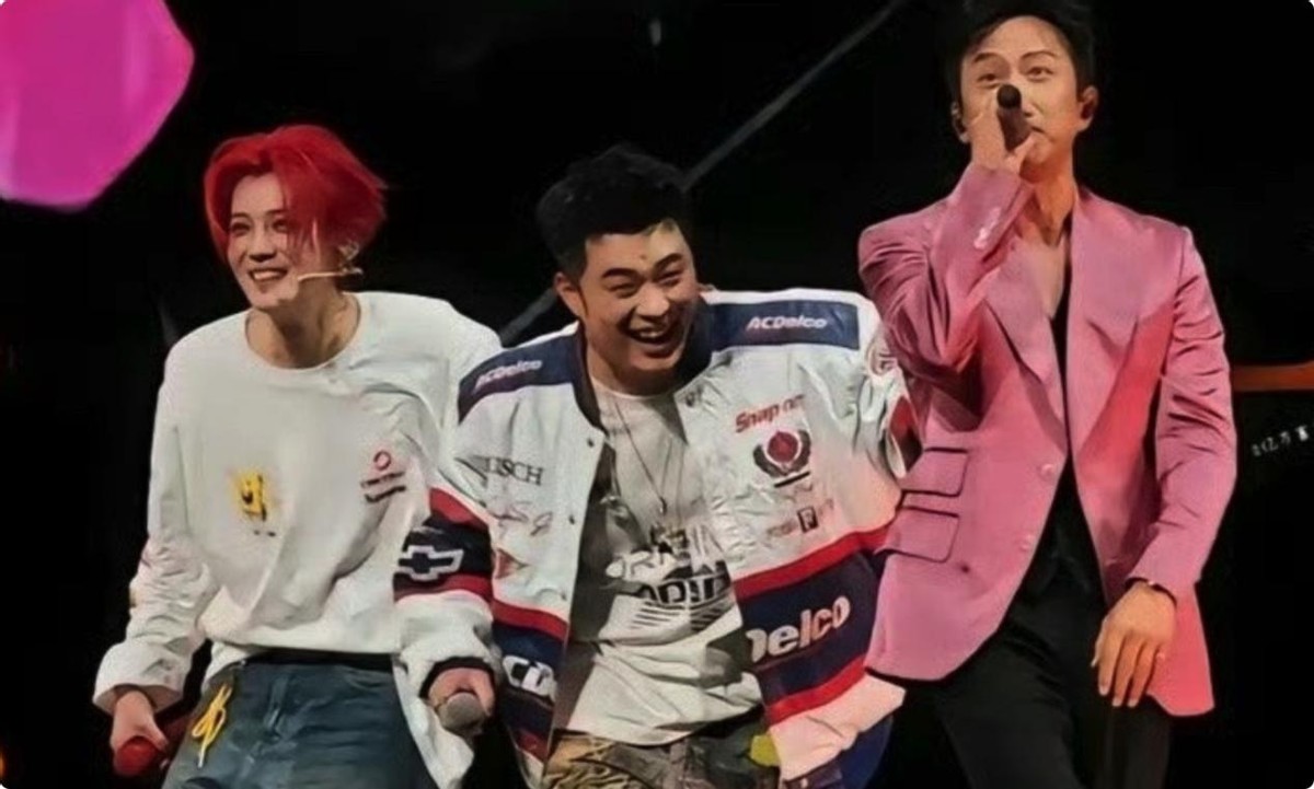 跑男重聚鹿晗演唱会,餐后合照暴露4人关系,李晨还是融入不进去