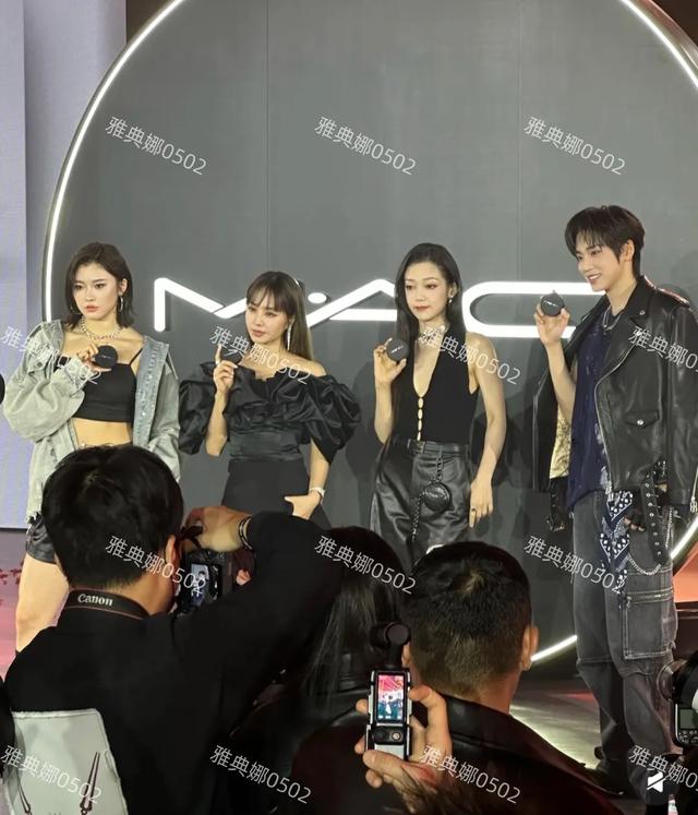 44岁的蔡依林是小个子天花板身材苗条皮肤紧致旁边的吴艳妮好漂亮