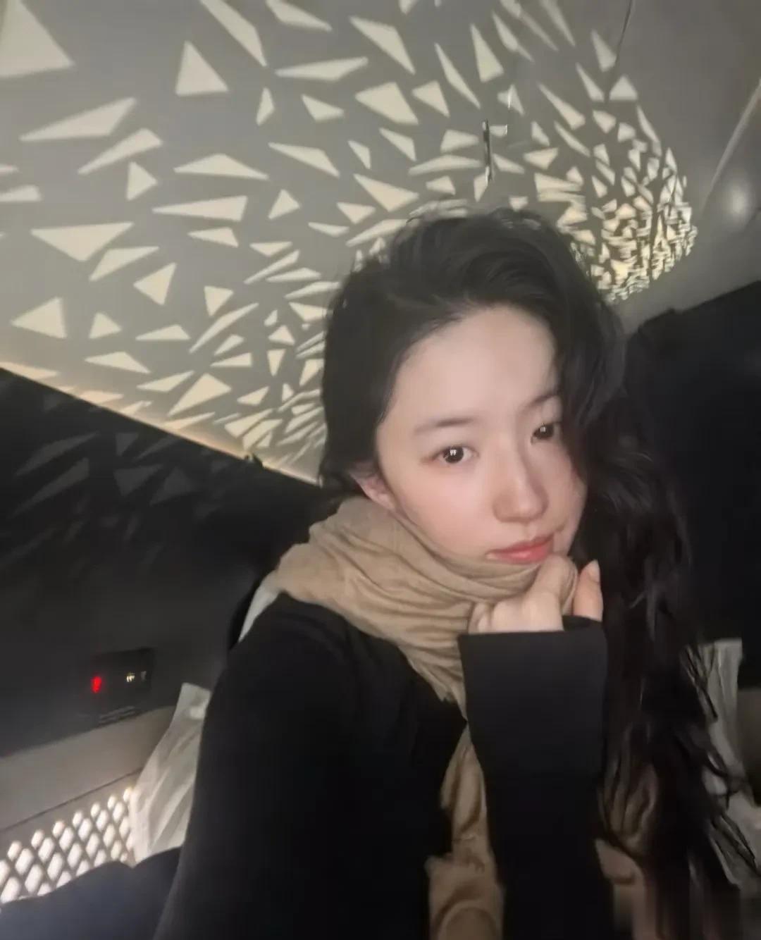 刘亦菲晒工作碎片照，又上身lululemon和LV，素颜真的美成了18岁