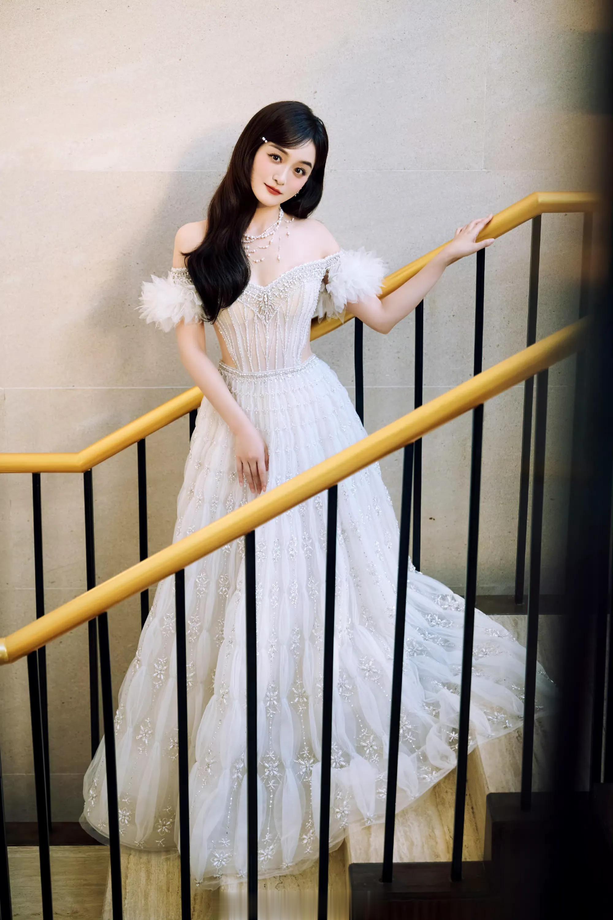 何泓姗深V抹胸礼裙