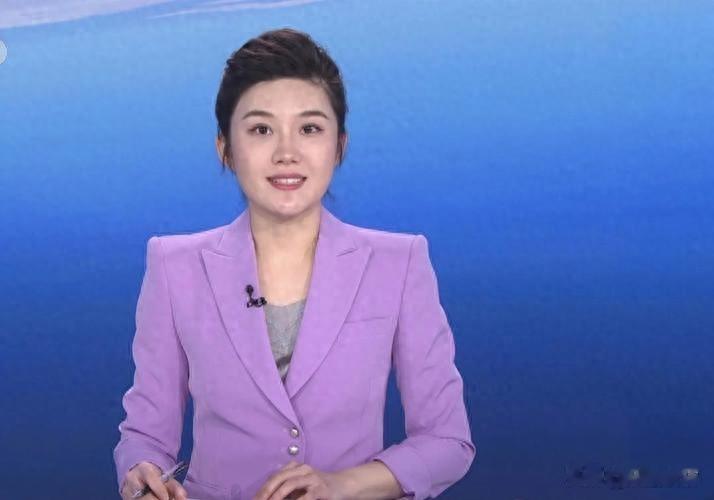 央视后起之秀郑子可，气质出众能力卓绝，关键是家庭环境也给力