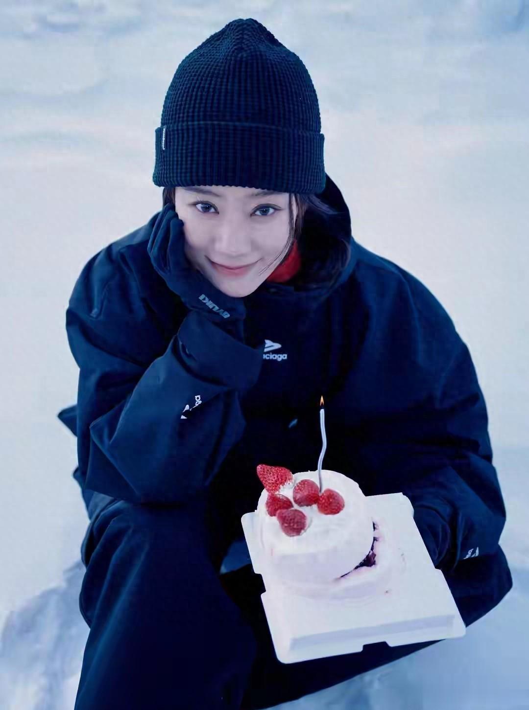 张小斐40岁生日照曝光，温柔和气场两手抓，雪地大片美到犯规