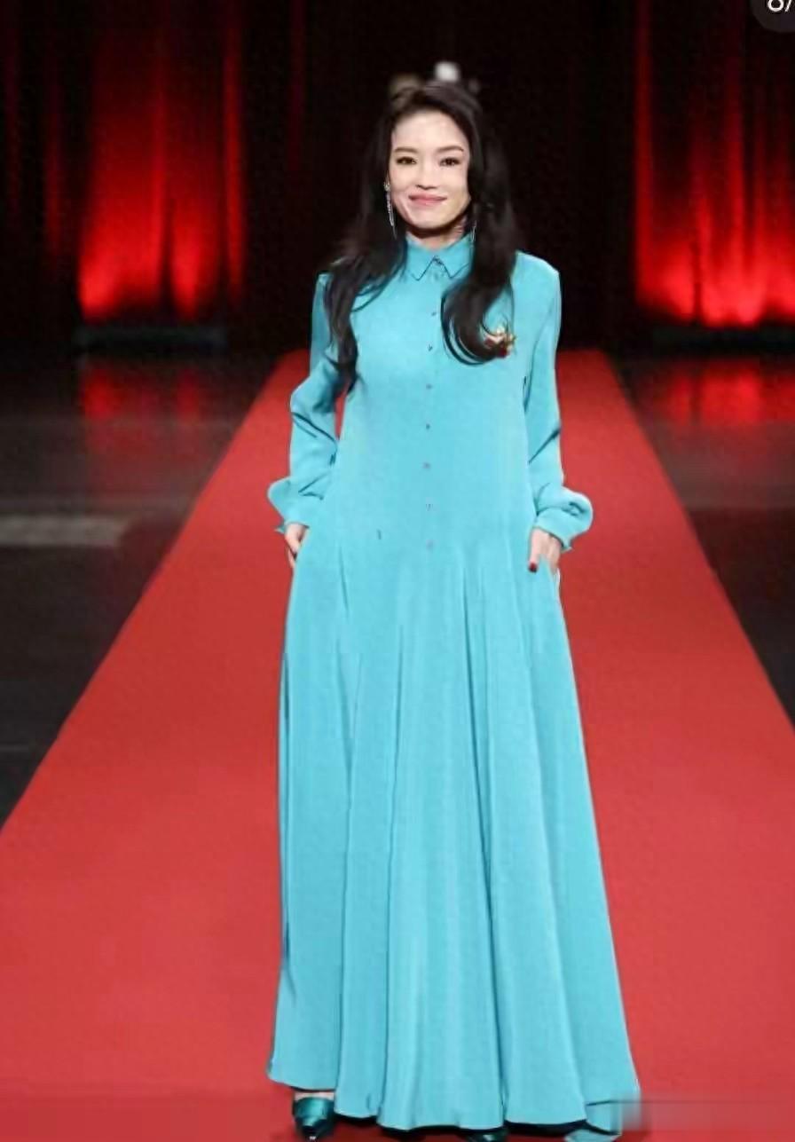 49岁舒淇里昂电影节走红毯，脸肿僵硬老态明显，五官乱飞难掩疲态