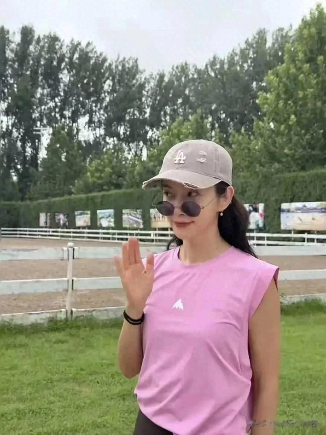 李冰冰最新近照，穿粉色上衣戴帽子又瘦又美，哪里能看出五十出头