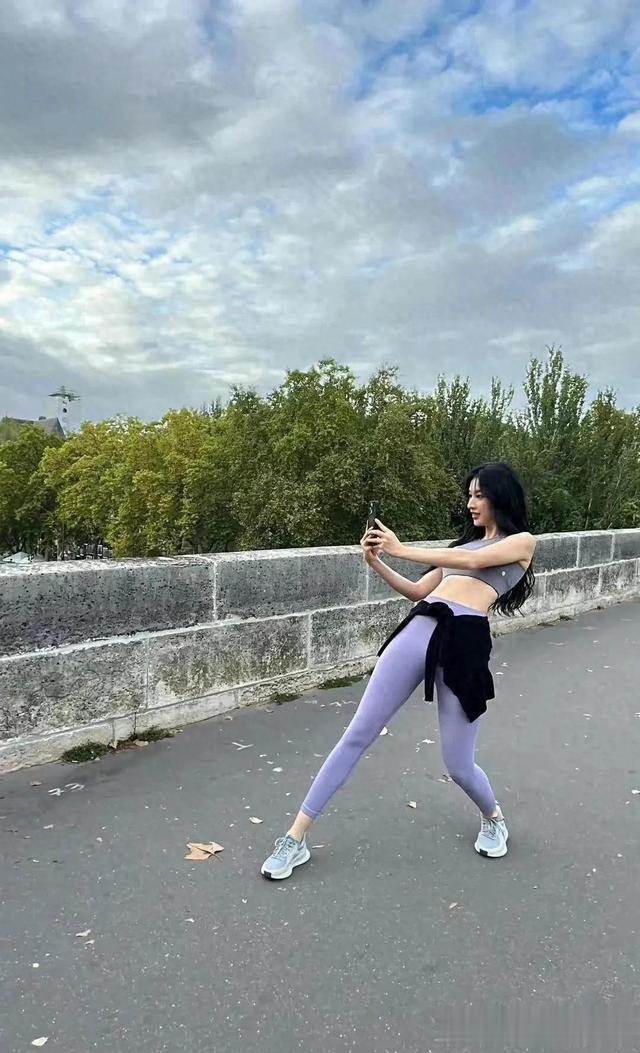 37岁张俪穿瑜伽裤,在巴黎街头玩摄影,有一说一她的腿是真的长!