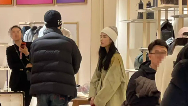 LV偶遇卢昱晓，真不能再瘦了，那小身板看着跟八九岁小女孩差不多