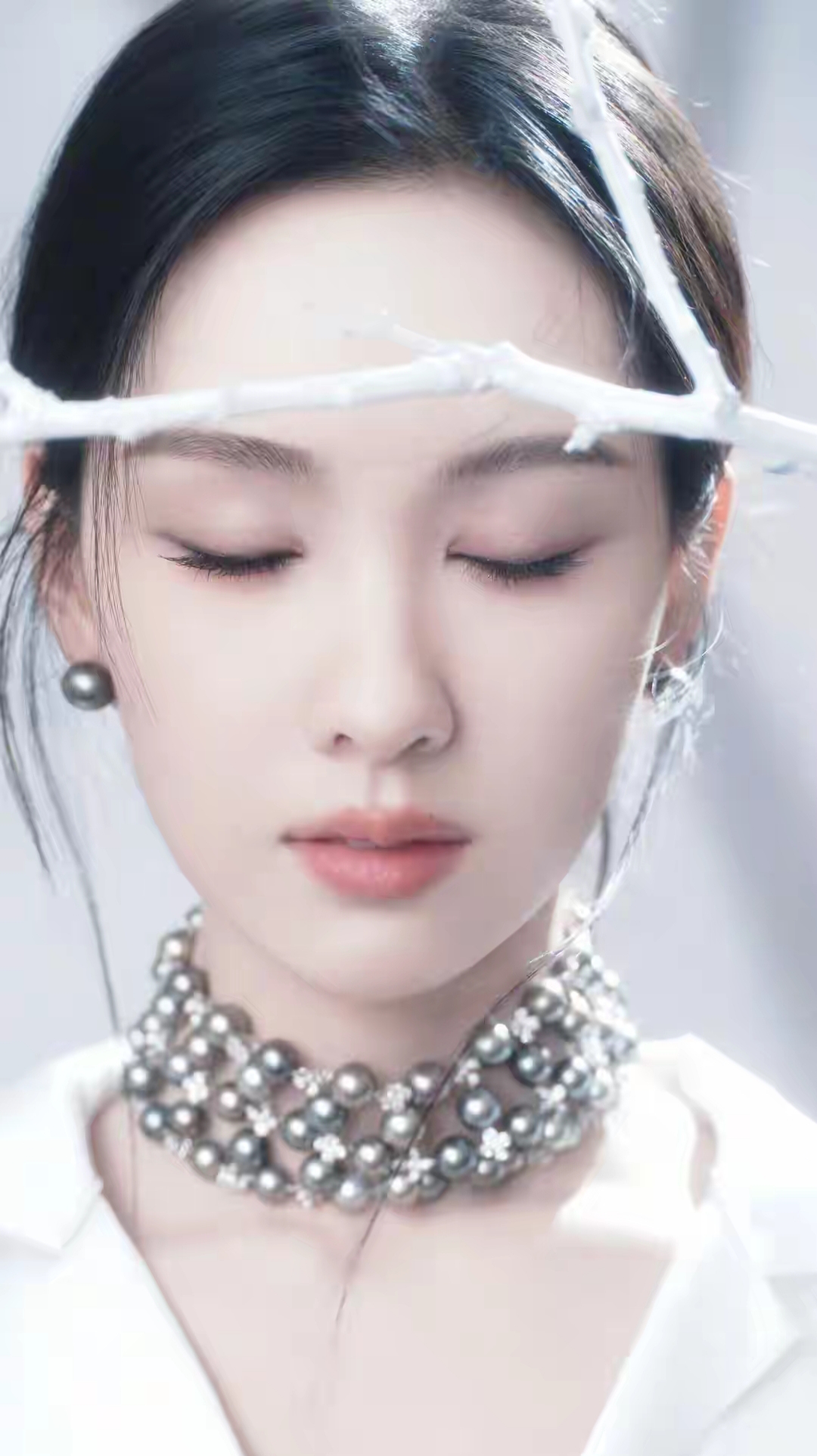 陈都灵国剧盛典穿白礼裙，低扎发配四层珍珠链，气质清冷颜值惊艳