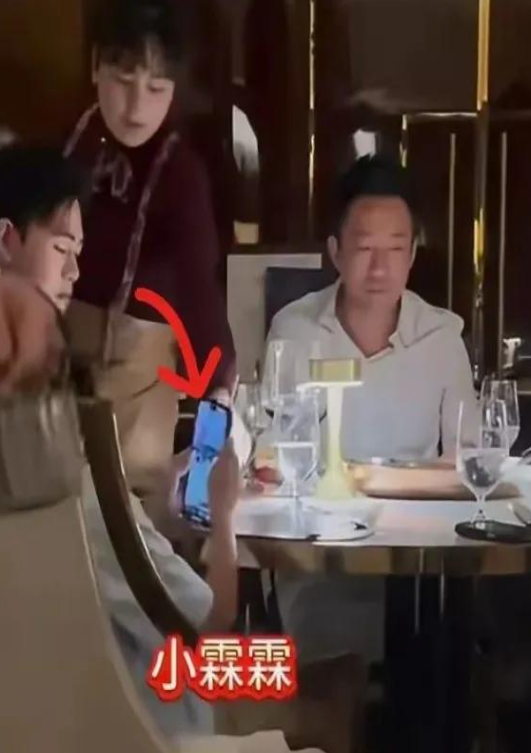 汪小菲夫妇带子女聚餐，随行男司机被邀请一起吃饭，穿黑衣长得帅