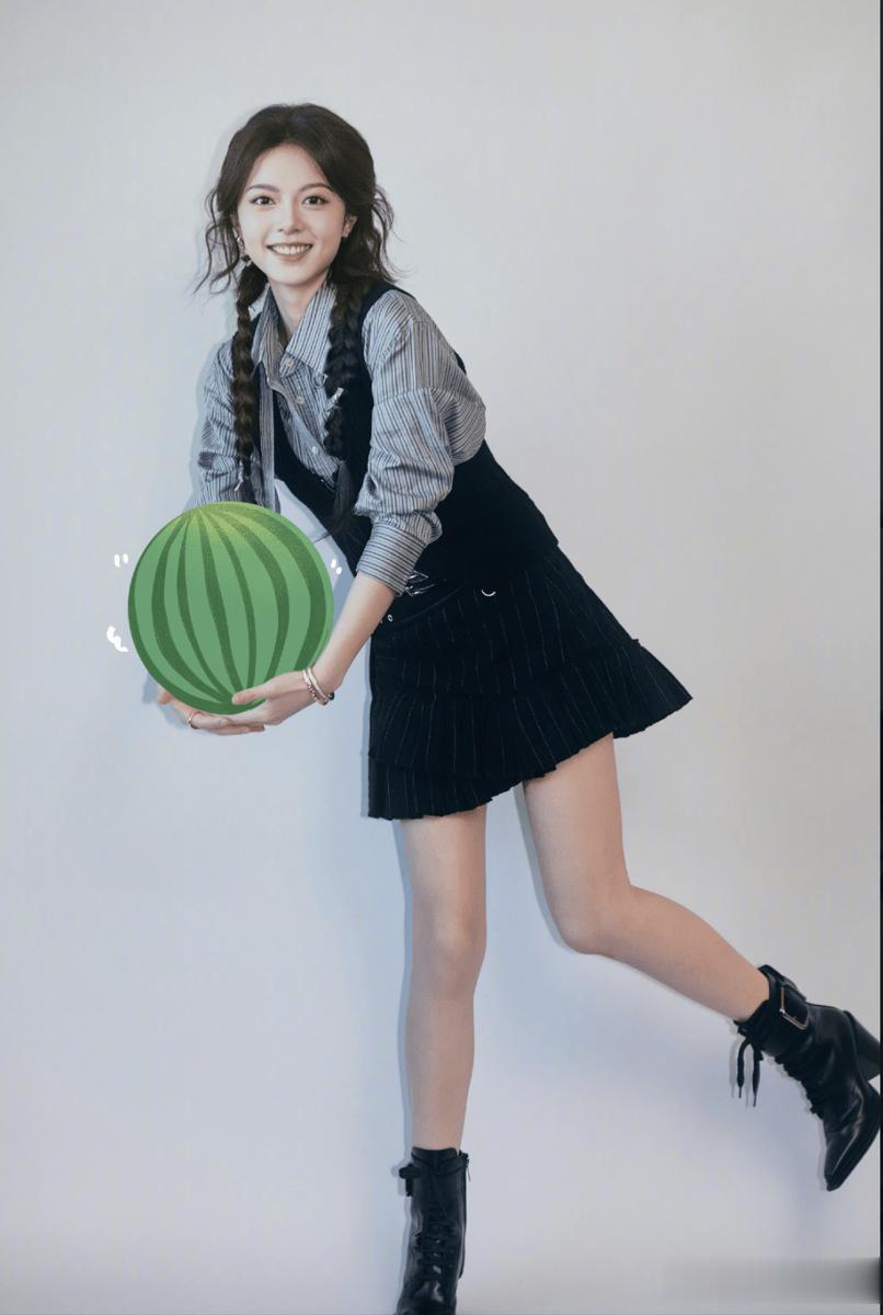 赵今麦双麻花辫甜度爆表！笑容灵动青春感拉满