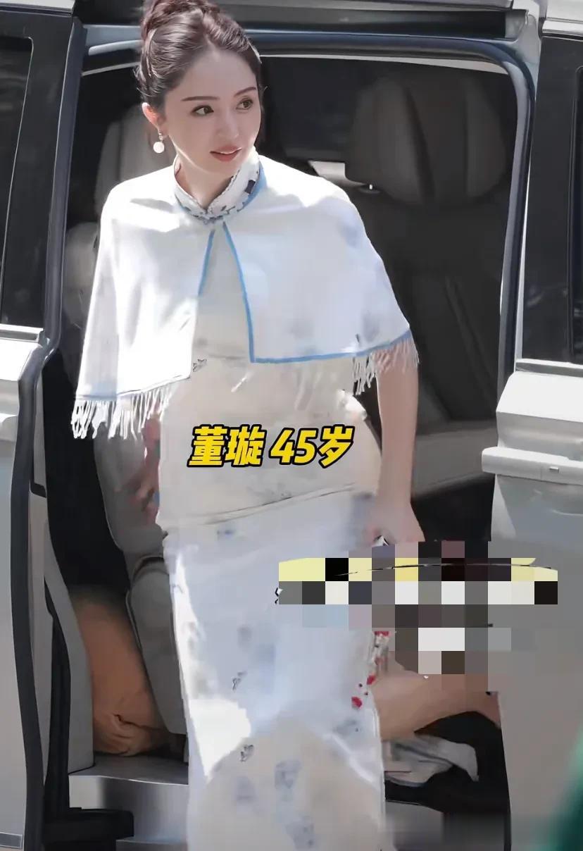 《王牌对王牌》最新上班路透，董璇穿旗袍好美，关晓彤大长腿抢镜