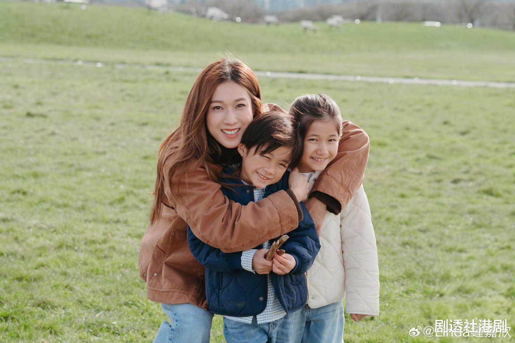 TVB前当家花旦为小女儿庆生！两女儿共用一张脸，老公基因太强大