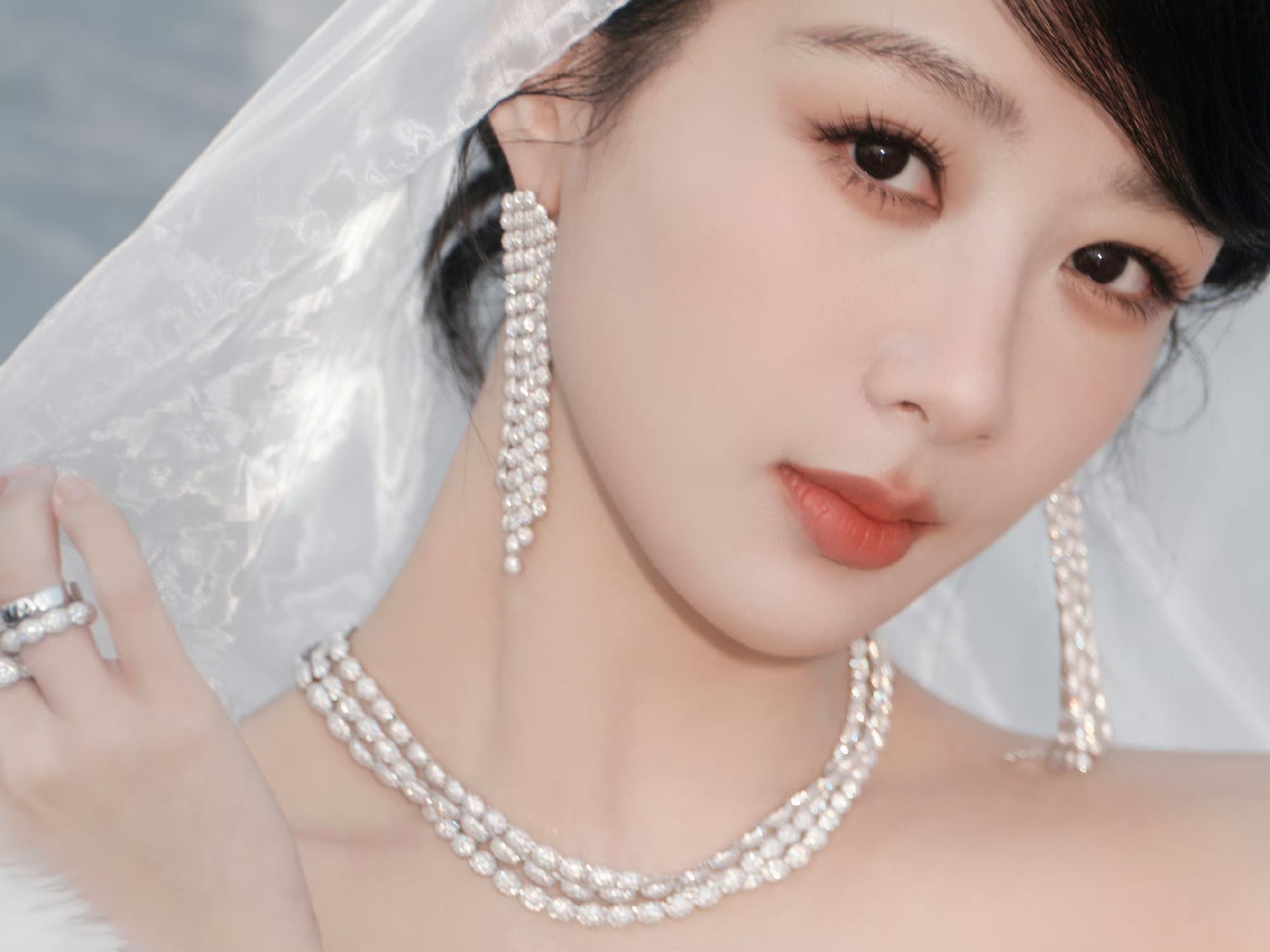 杨紫纯白抹胸连衣裙