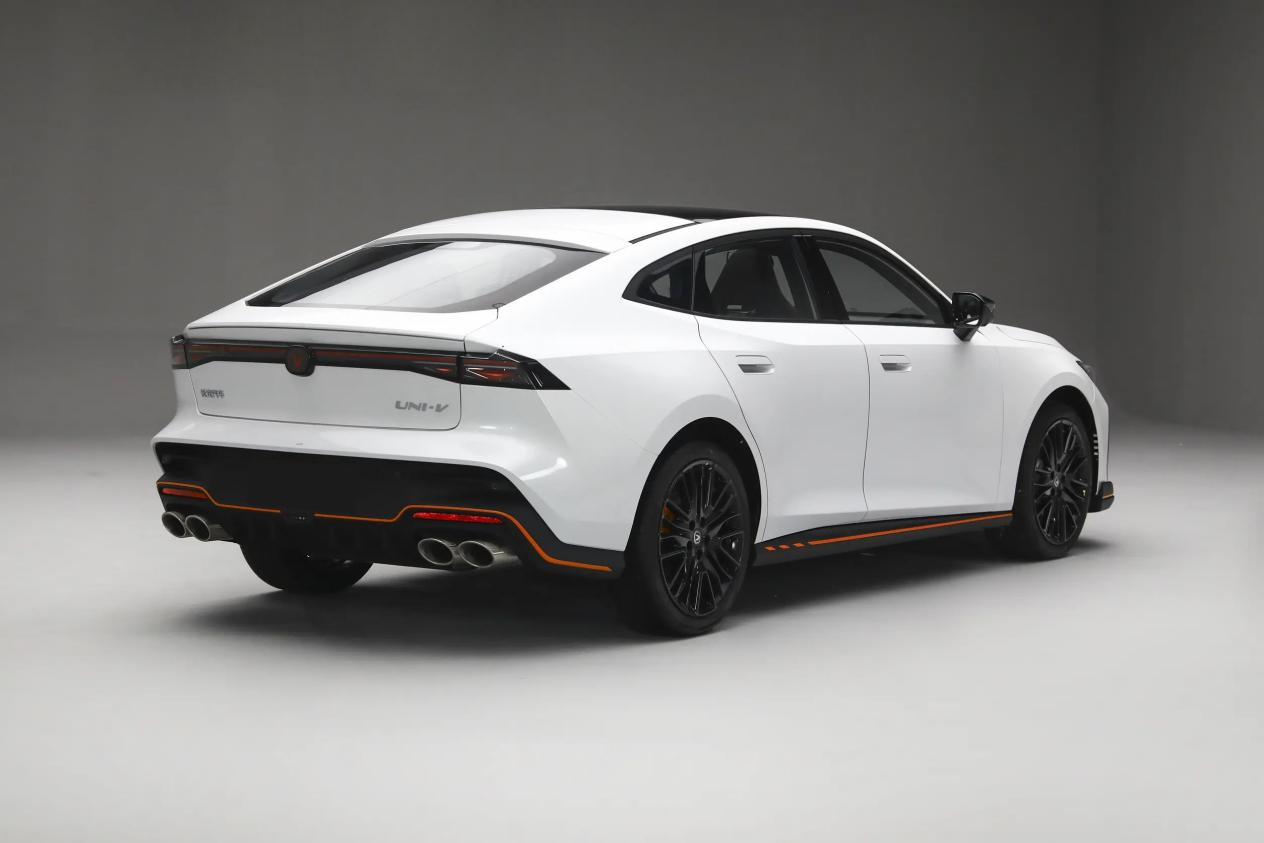 长安又一\爆款\！至高下调2.5万，溜背轿跑+电动尾翼，6.3秒破百