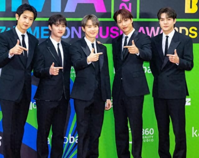 首尔这天，韩国偶像集体走红毯，没公司包装和滤镜，遍地普男普女