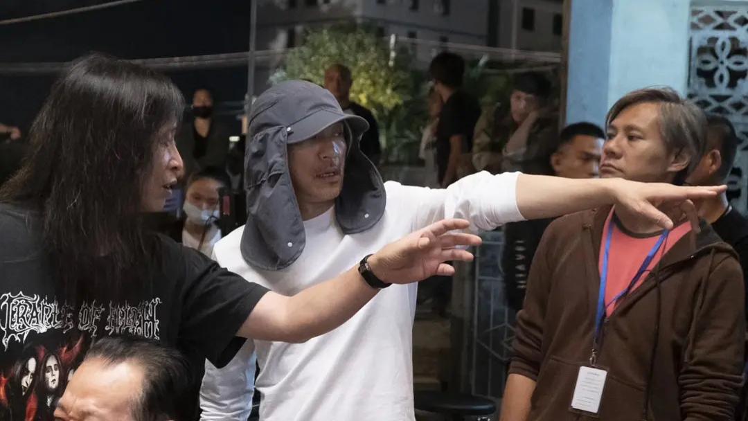 周星驰《女足》片场曝光，设备简陋不如短剧，拍摄态度敷衍