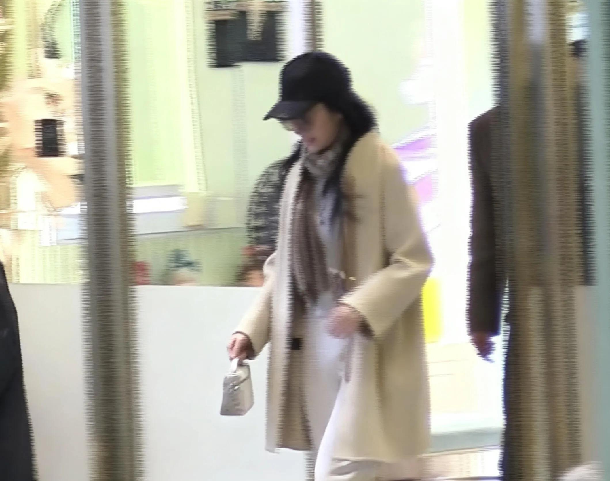 刘亦菲穿八万的黄色大衣逛街，一身淡色打扮清新脱俗，老钱风显贵