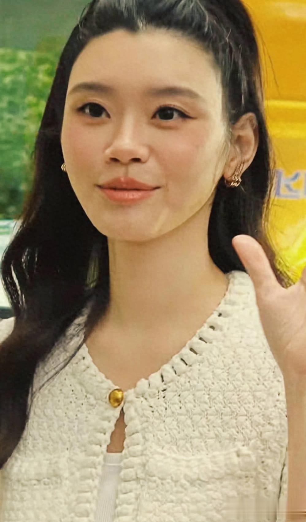 34岁奚梦瑶北京现身,发量厚到让人羡慕!