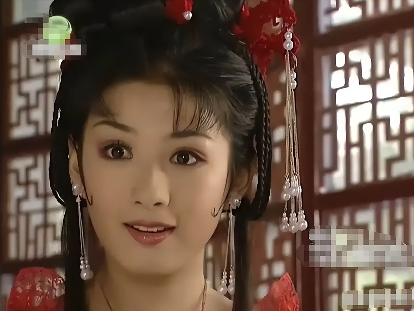 撞衫不可怕谁丑谁尴尬？资本再造雌竞戏码，收割中国女性！