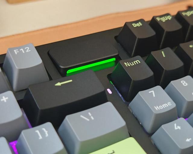 紧凑高效新选择:雷柏V700DIY-98,98键塞进完整数字区