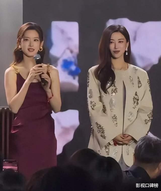 朱珠现身机场,不刻意遮掩头上的白发,41岁的她仍然优雅从容