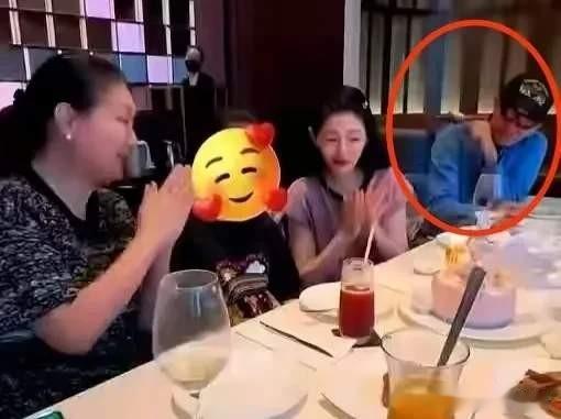 一把年纪拎不清，放着小孩不主动联系，还用小女儿奖杯填补空缺