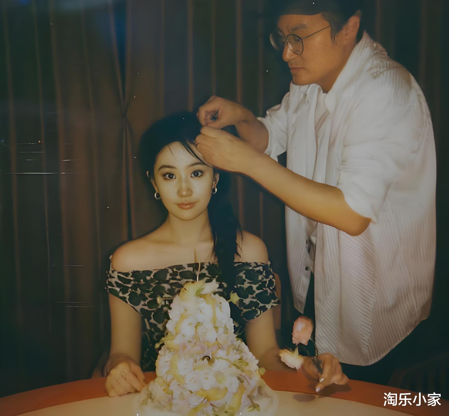 网友成都偶遇刘亦菲庆生！穿碎花裙吃火锅，这状态谁敢信？