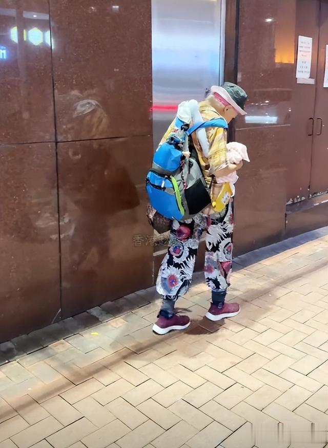 周润发姐姐现身街头,身材消瘦走路一瘸一拐,晚年无儿女好凄凉