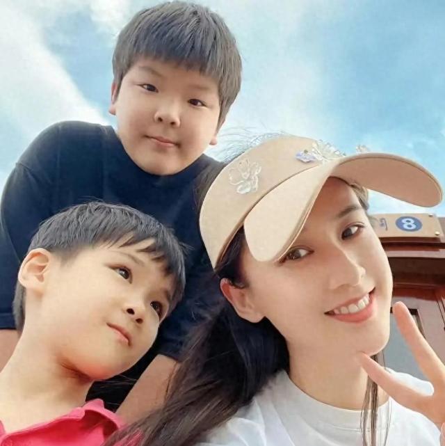 杨子陪小儿子用早餐！离婚后送孩子上学13岁安迪太卷，即将要转学