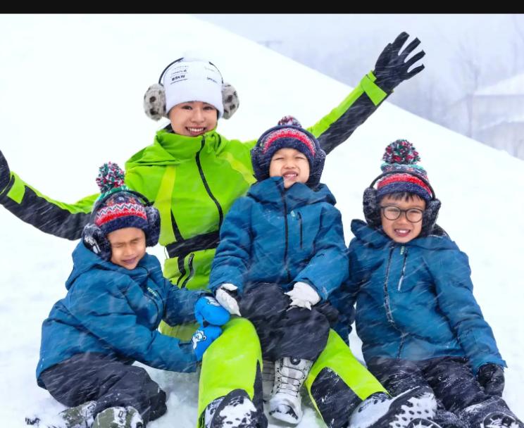 胡杏儿一家东北滑雪，三个儿子一起出镜，老公显得超年轻！