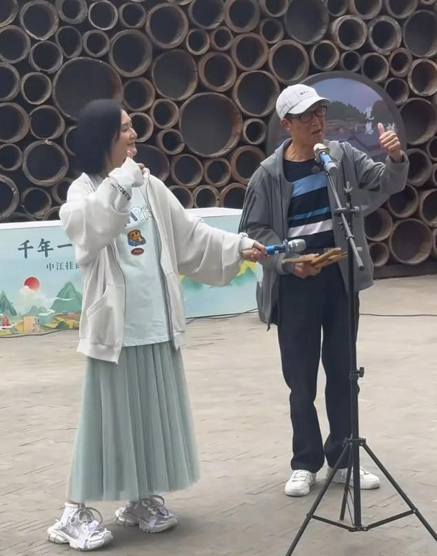 43岁谢娜回四川老家，受乡亲们夹道欢迎，爹妈看似平庸却大有来头