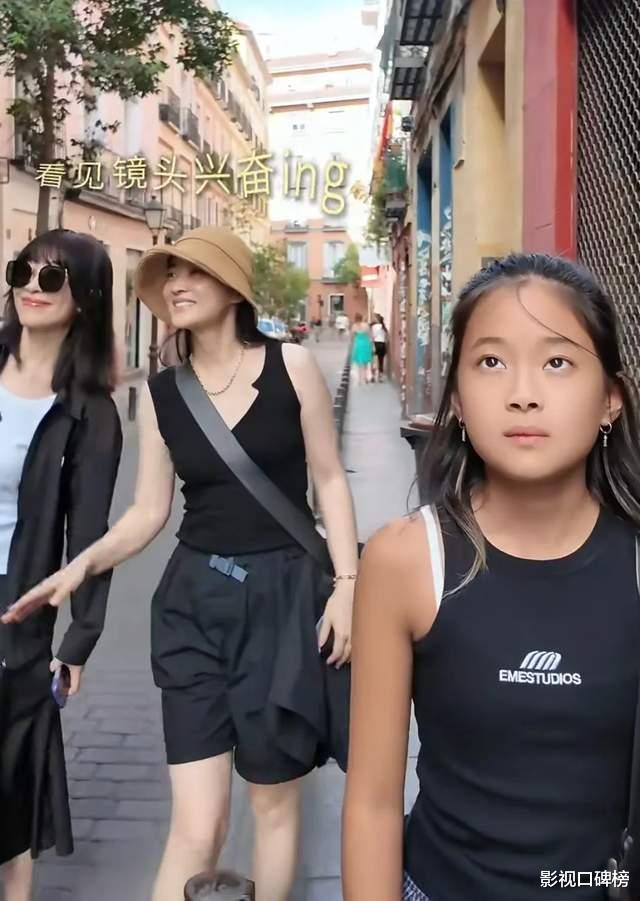 梅婷一家在西班牙度假,哥哥是大学老师担任翻译,嫂嫂比她还年轻