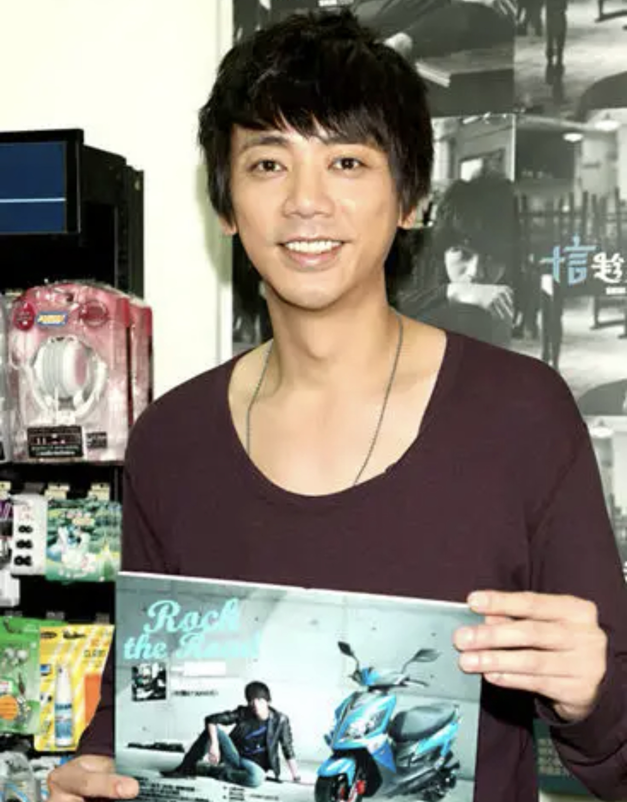 54岁苏见信伦敦被偶遇!皮肤黝黑一头邋遢长发,没拉裤拉链好尴尬