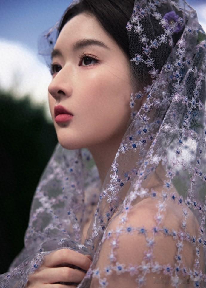 紫雾织就裙裾,花簇别在发梢,王玉雯从绿野的幽梦走出