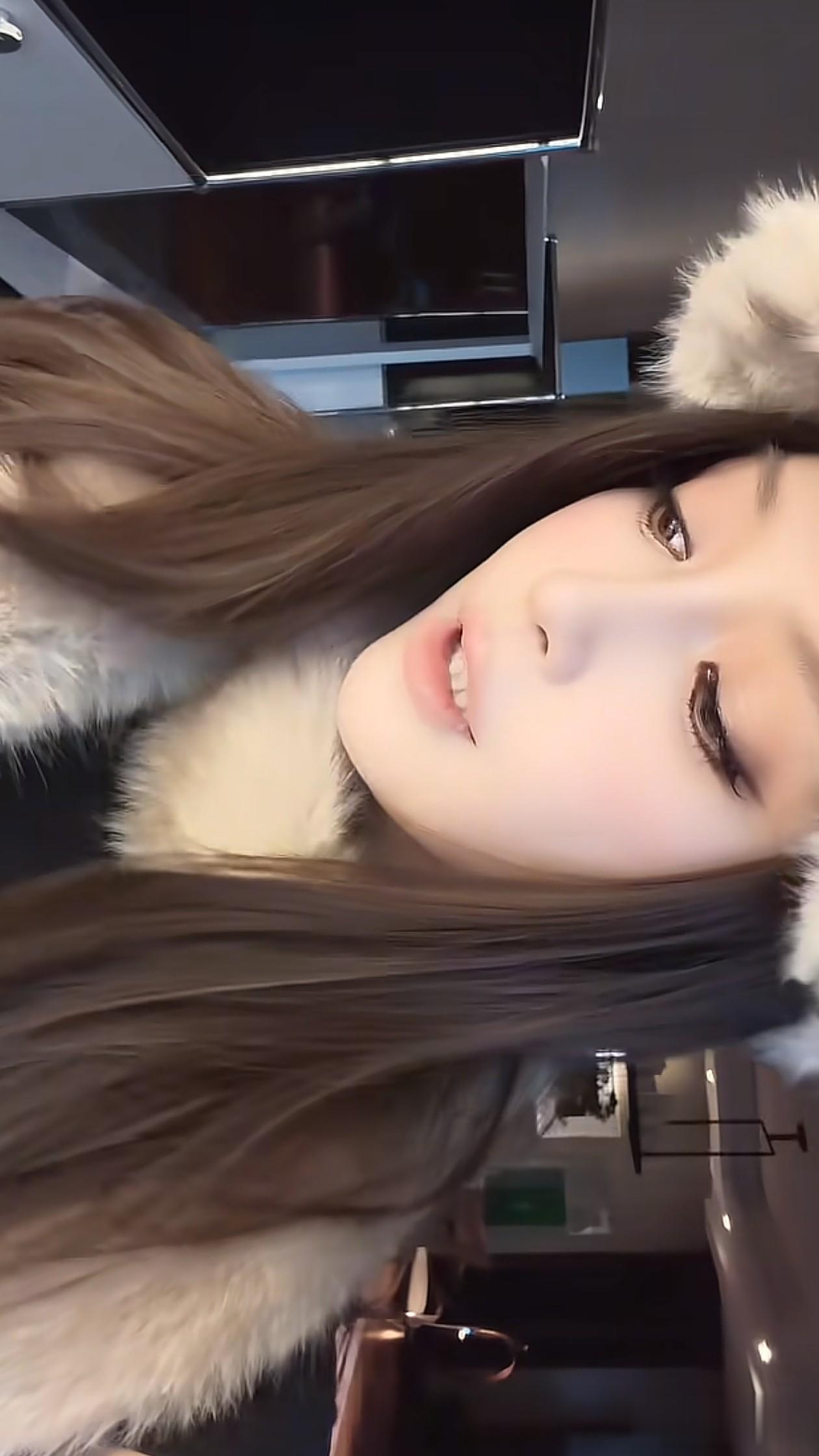 36岁杨颖戴棉帽子在家，眼睛又大又有神，脸型精致，美得像26岁