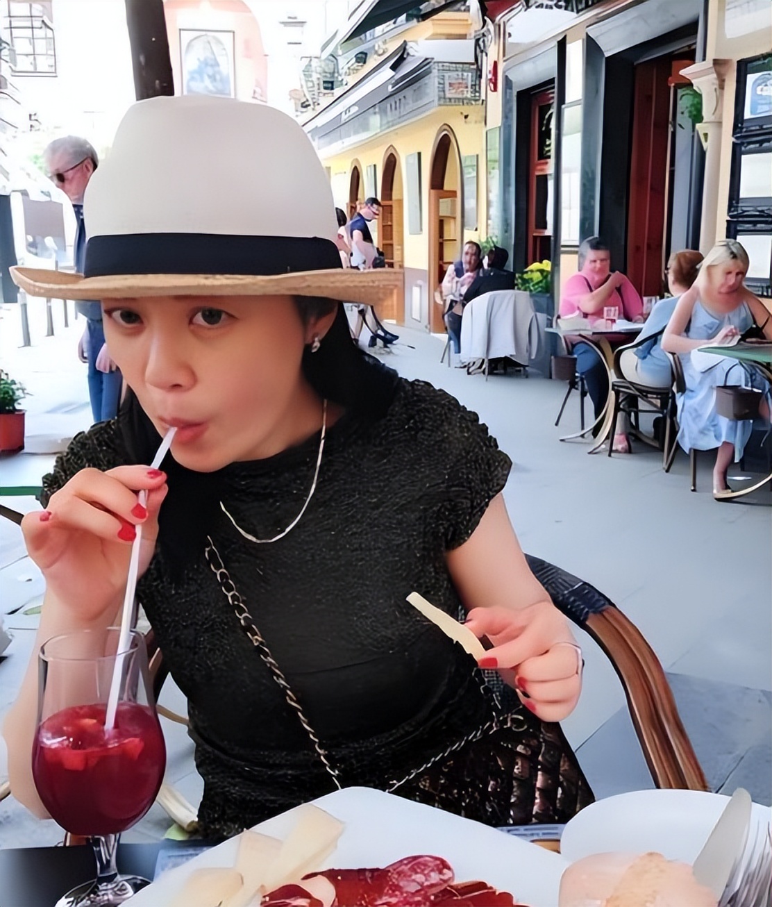 原来早已不是中国籍,被老外\玩腻\后回国捞金的姜丰,如今过得怎样