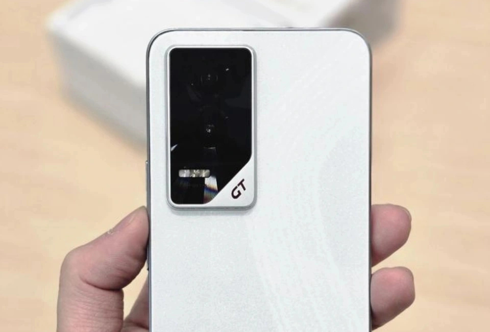 榮耀“不講武德”，從2199元跌至1373元，旗艦手機降成“千元機”