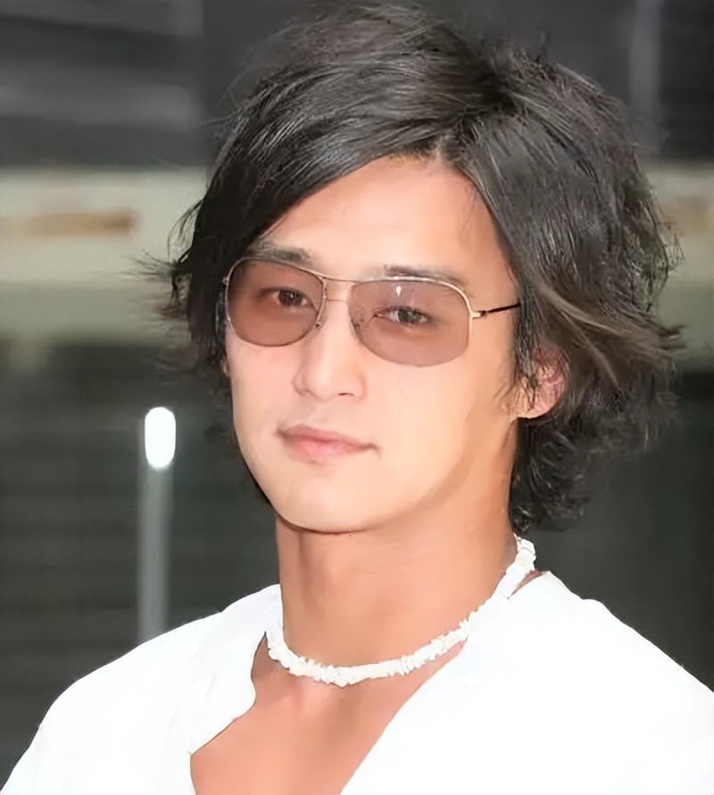 洪小铃为张天霖庆祝47岁生日,6个月女儿罕见出镜,夫妻同框般配