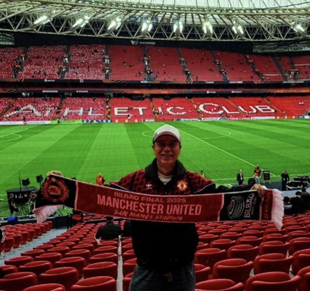 李克勤全家在西班牙看球,17岁长子正脸出镜,一头卷发比父亲还高