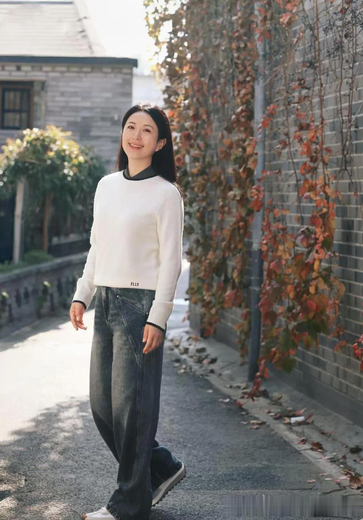杨童舒真是中年女人的穿搭标杆！圆领针织衫+牛仔裤，简约又高级