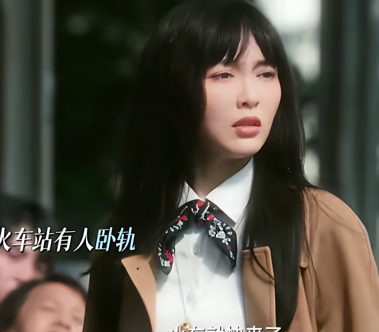 杨幂瘪嘴严重、赵丽颖眼褶多、唐嫣有了双下巴，85花纷纷陷初老