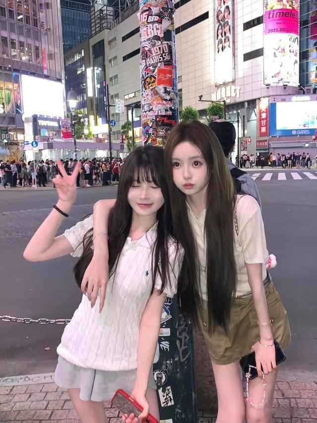 王思聪带懒懒在日本玩，逛精品店吃路边摊，网友：小女生就是好哄