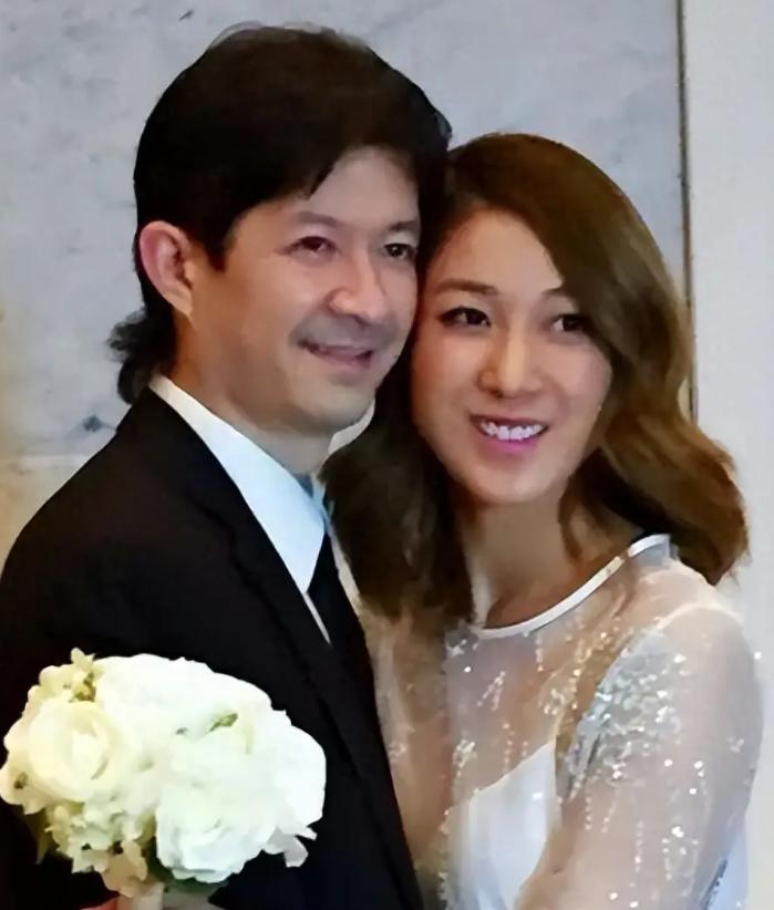 钟嘉欣后悔了!放弃林峯嫁丑男的她,花十年时间看穿丈夫\真面目\