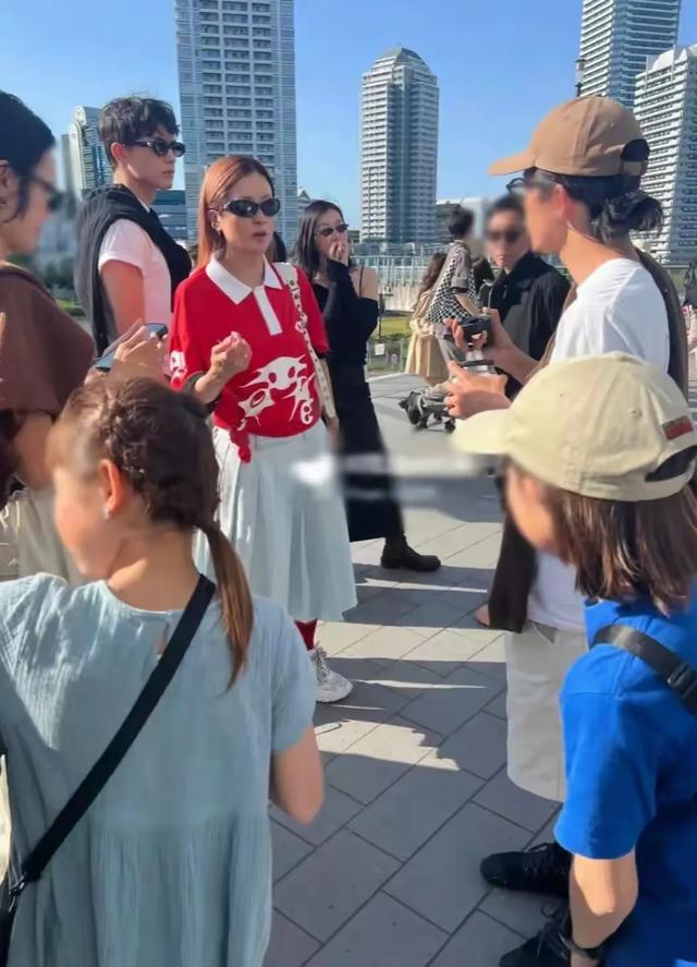 陈奕迅一家三口现身日本，20岁包包青春靓丽，混血男友伴其侧