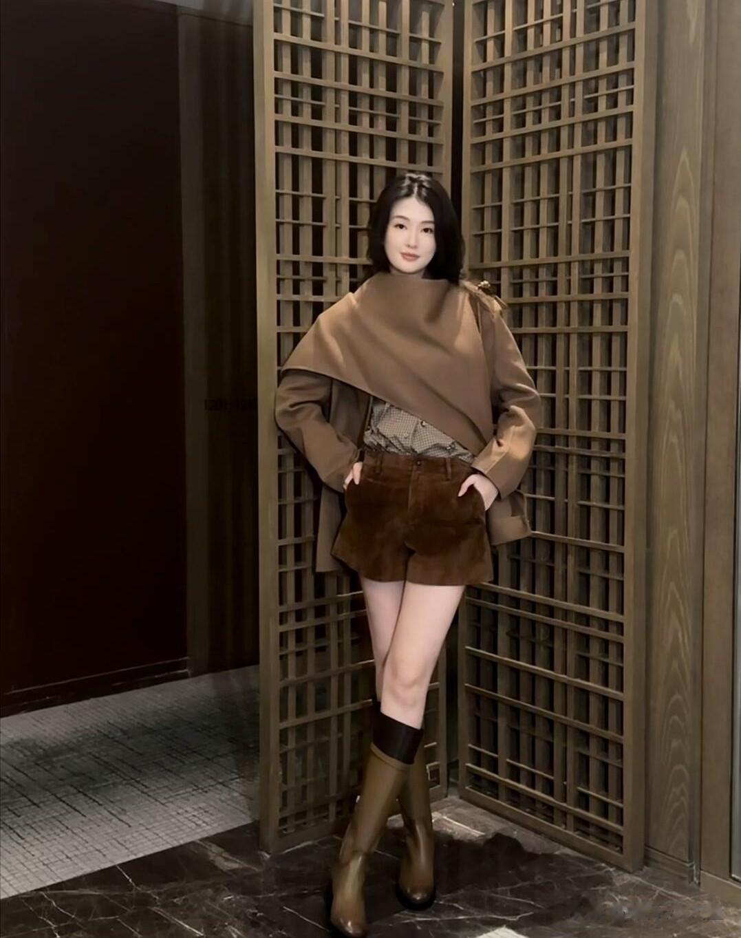 乔欣去看网球比赛了,穿休闲外套搭配百褶裙,网友:有点认不出了