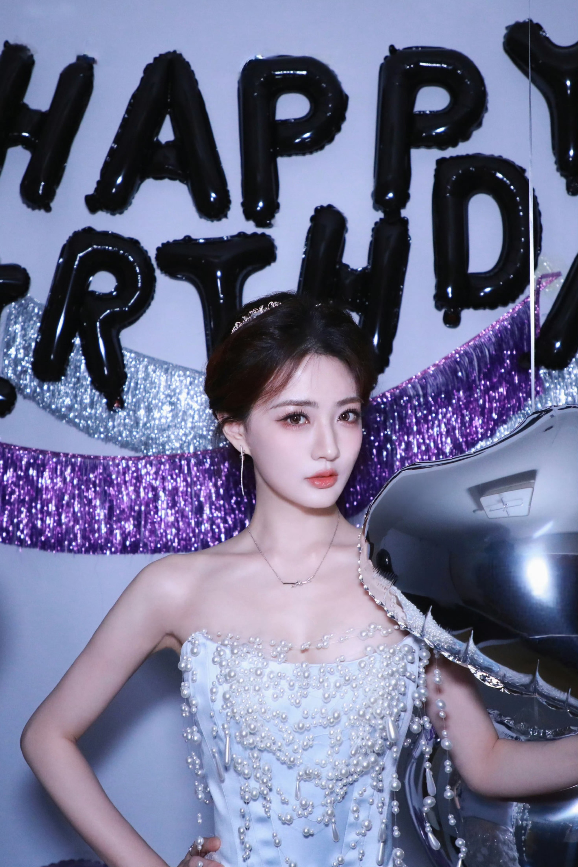 徐璐31岁生日营业照，一席白色珍珠长裙好美好漂亮，生日快乐呀！