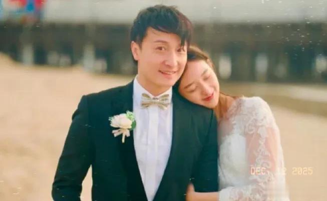 45岁方力晒老婆生产Vlog，官宣得女，一家三口合影，画面温馨！