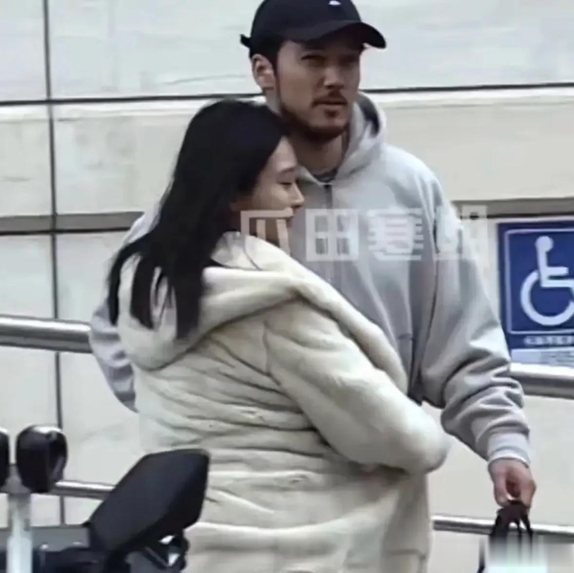 大方认爱！陈冰孕肚明显与陈牧驰十指紧扣，冷风里相拥取暖甜齁了