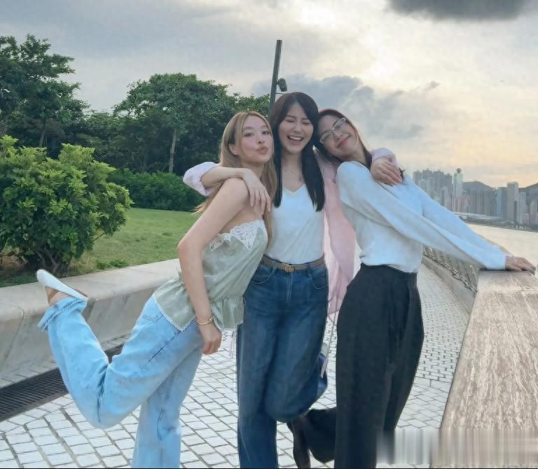 陈滢晒比坚尼美照引热议 与绯闻男友亲密互动再掀波澜