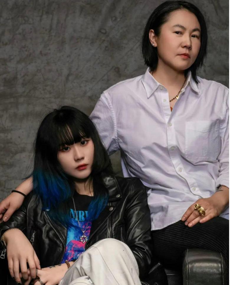 爱上有妇之夫,抢走王菲丈夫,未婚先孕,如今只能和女儿相依为命