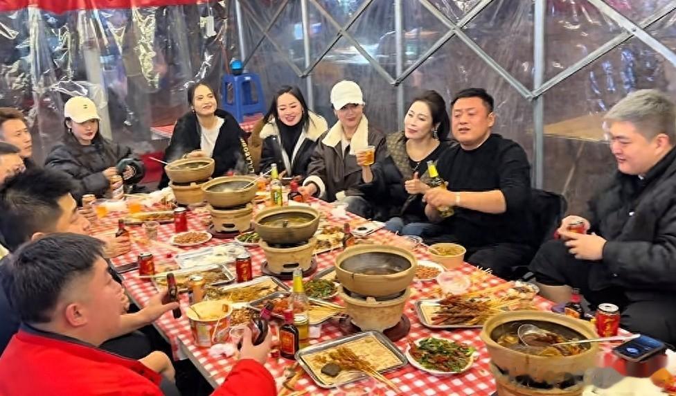 赵本山儿子请客吃砂锅,赵一楠染一头黄发,宋晓峰喝到脸泛红